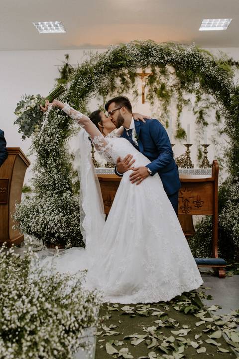 beijo dos noivos casamento na igreja'