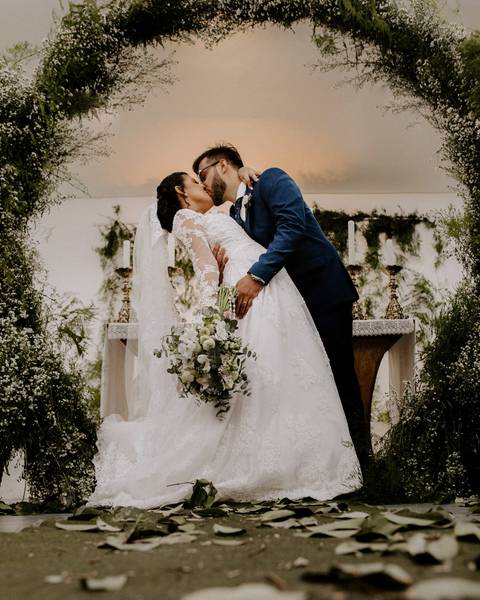 beijo dos noivos no altar'