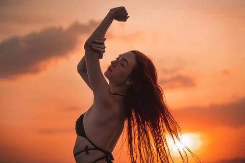 Ensaio fotográfico feminino na praia em Guilhermina - Praia Grande, SP'