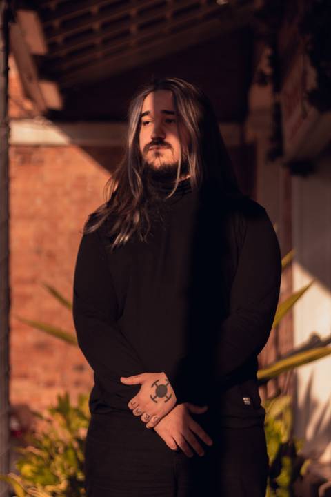 Ensaio fotográfico masculino em estilo cinematográfico na cidade de Campinas feita por fotógrafo profissional Fernando Freire, residente na baixada santista.'