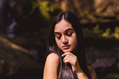 Ensaio fotográfico feminino na natureza na trilha do Guariuma, cachoeira do melvi em Praia Grande, SP. Baixada Santista, foto profissional melhorando a autoestima, confiança e valorizando sua identidade. '