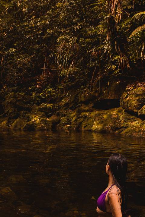 Ensaio fotográfico feminino na natureza na trilha do Guariuma, cachoeira do melvi em Praia Grande, SP. Baixada Santista, foto profissional melhorando a autoestima, confiança e valorizando sua identidade. '