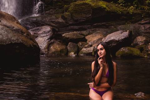 Ensaio fotográfico feminino na natureza na trilha do Guariuma, cachoeira do melvi em Praia Grande, SP. Baixada Santista, foto profissional melhorando a autoestima, confiança e valorizando sua identidade. '