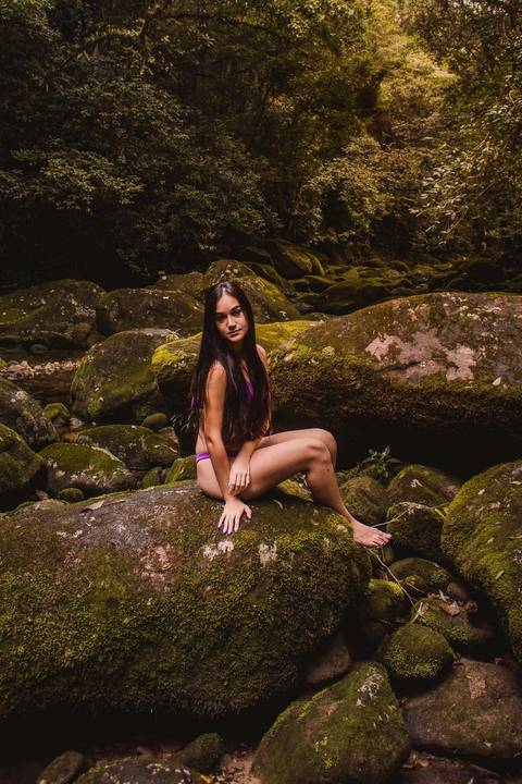 Ensaio fotográfico feminino na natureza na trilha do Guariuma, cachoeira do melvi em Praia Grande, SP. Baixada Santista, foto profissional melhorando a autoestima, confiança e valorizando sua identidade. '