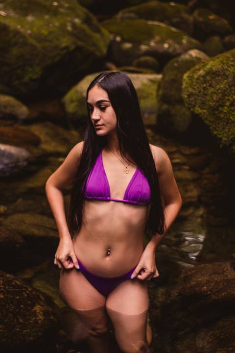 Ensaio fotográfico feminino na natureza na trilha do Guariuma, cachoeira do melvi em Praia Grande, SP. Baixada Santista, foto profissional melhorando a autoestima, confiança e valorizando sua identidade. '