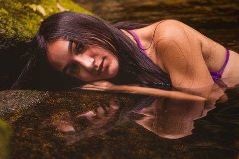Ensaio fotográfico feminino na natureza na trilha do Guariuma, cachoeira do melvi em Praia Grande, SP. Baixada Santista, foto profissional melhorando a autoestima, confiança e valorizando sua identidade. '