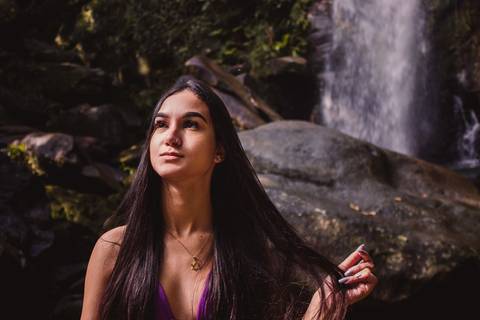 Ensaio fotográfico feminino na natureza na trilha do Guariuma, cachoeira do melvi em Praia Grande, SP. Baixada Santista, foto profissional melhorando a autoestima, confiança e valorizando sua identidade. '