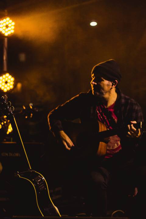 Fotografia de eventos na Praia Grande. Sexta Musical no bairro Guilhermina, foto profissional por Fernando Freire, banda e emoção com muito rock.'