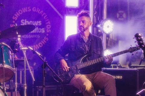 Fotografia de eventos na Praia Grande. Sexta Musical no bairro Guilhermina, foto profissional por Fernando Freire, banda e emoção com muito rock.'