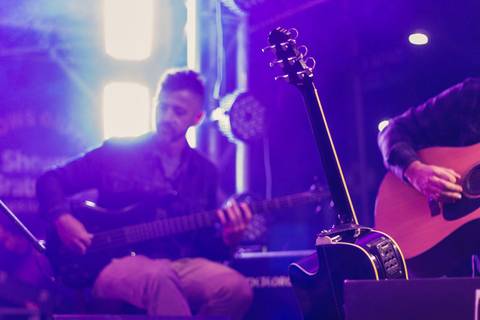 Fotografia de eventos na Praia Grande. Sexta Musical no bairro Guilhermina, foto profissional por Fernando Freire, banda e emoção com muito rock.'