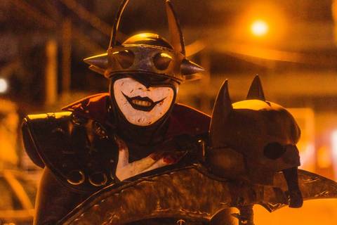 Ensaio fotográfico de cosplay do Batman que Ri, feito em Praia Grande, SP, na baixada santista. Foto profissional por Fernando Freire, na vida noturna do bairro Canto do Forte, entre avenida Marechal Mallet e Avenida Paris.'