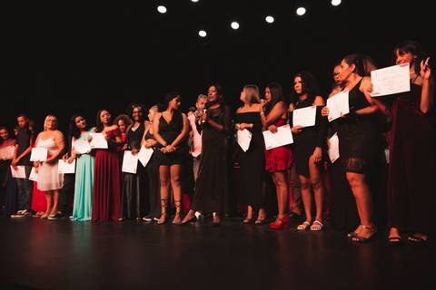 Fotografia profissional de cerimônia de formatura de curso profissionalizante em Mongaguá, SP, na baixada santista. Centro cultural Raul Cortez. Atendendo todo litoral sul com fotos para resgatar autoestima e registrar momentos únicos na vida das pessoas.'