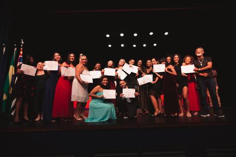 Fotografia profissional de cerimônia de formatura de curso profissionalizante em Mongaguá, SP, na baixada santista. Centro cultural Raul Cortez. Atendendo todo litoral sul com fotos para resgatar autoestima e registrar momentos únicos na vida das pessoas.'