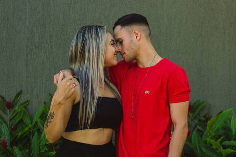 Ensaio fotográfico de casal no Parque da Cidade em Praia Grande, SP, na baixada santista, litoral sul de São Paulo. Foto profissional de casal romântico com amor e naturalidade. Sessão por Fernando Freire.'