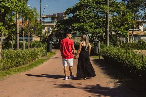 Ensaio fotográfico de casal no Parque da Cidade em Praia Grande, SP, na baixada santista, litoral sul de São Paulo. Foto profissional de casal romântico com amor e naturalidade. Sessão por Fernando Freire.'
