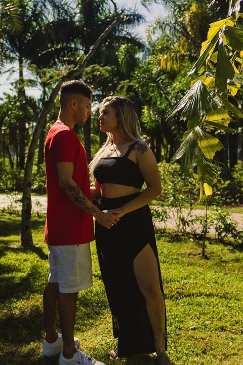 Ensaio fotográfico de casal no Parque da Cidade em Praia Grande, SP, na baixada santista, litoral sul de São Paulo. Foto profissional de casal romântico com amor e naturalidade. Sessão por Fernando Freire.'