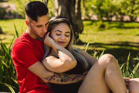 Ensaio fotográfico de casal no Parque da Cidade em Praia Grande, SP, na baixada santista, litoral sul de São Paulo. Foto profissional de casal romântico com amor e naturalidade. Sessão por Fernando Freire.'