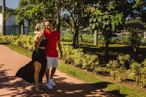 Ensaio fotográfico de casal no Parque da Cidade em Praia Grande, SP, na baixada santista, litoral sul de São Paulo. Foto profissional de casal romântico com amor e naturalidade. Sessão por Fernando Freire.'