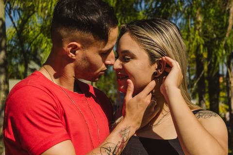 Ensaio fotográfico de casal no Parque da Cidade em Praia Grande, SP, na baixada santista, litoral sul de São Paulo. Foto profissional de casal romântico com amor e naturalidade. Sessão por Fernando Freire.'