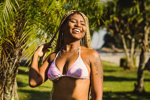 Ensaio fotográfico feminino na praia de Santos, SP, baixada santista no litoral sul. Foto profissional por Fernando Freire, extraindo sua essência com a natureza e trabalhando amor próprio, autocuidado, confiança e autoestima. Praia Grande - SP'