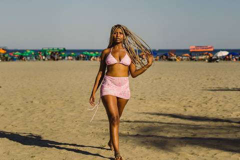 Ensaio fotográfico feminino na praia de Santos, SP, baixada santista no litoral sul. Foto profissional por Fernando Freire, extraindo sua essência com a natureza e trabalhando amor próprio, autocuidado, confiança e autoestima. Praia Grande - SP'
