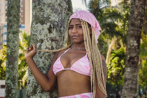 Ensaio fotográfico feminino na praia de Santos, SP, baixada santista no litoral sul. Foto profissional por Fernando Freire, extraindo sua essência com a natureza e trabalhando amor próprio, autocuidado, confiança e autoestima. Praia Grande - SP'