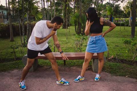 Ensaio fotográfico de casal no Parque da Cidade em Praia Grande, SP, na baixada santista, litoral sul de São Paulo. Foto profissional de romance, com conexão, momentos verdadeiros, amor, cuidado e carinho. Foto profissional por Fernando Freire.'