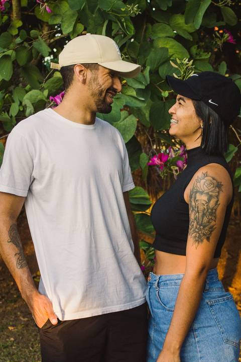 Ensaio fotográfico de casal no Parque da Cidade em Praia Grande, SP, na baixada santista, litoral sul de São Paulo. Foto profissional de romance, com conexão, momentos verdadeiros, amor, cuidado e carinho. Foto profissional por Fernando Freire.'
