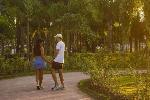 Ensaio fotográfico de casal no Parque da Cidade em Praia Grande, SP, na baixada santista, litoral sul de São Paulo. Foto profissional de romance, com conexão, momentos verdadeiros, amor, cuidado e carinho. Foto profissional por Fernando Freire.'