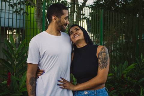 Ensaio fotográfico de casal no Parque da Cidade em Praia Grande, SP, na baixada santista, litoral sul de São Paulo. Foto profissional de romance, com conexão, momentos verdadeiros, amor, cuidado e carinho. Foto profissional por Fernando Freire.'