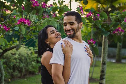 Ensaio fotográfico de casal no Parque da Cidade em Praia Grande, SP, na baixada santista, litoral sul de São Paulo. Foto profissional de romance, com conexão, momentos verdadeiros, amor, cuidado e carinho. Foto profissional por Fernando Freire.'
