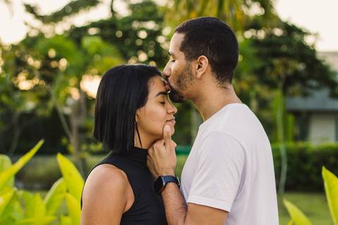 Ensaio fotográfico de casal no Parque da Cidade em Praia Grande, SP, na baixada santista, litoral sul de São Paulo. Foto profissional de romance, com conexão, momentos verdadeiros, amor, cuidado e carinho. Foto profissional por Fernando Freire.'