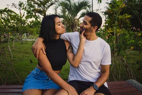 Ensaio fotográfico de casal no Parque da Cidade em Praia Grande, SP, na baixada santista, litoral sul de São Paulo. Foto profissional de romance, com conexão, momentos verdadeiros, amor, cuidado e carinho. Foto profissional por Fernando Freire.'
