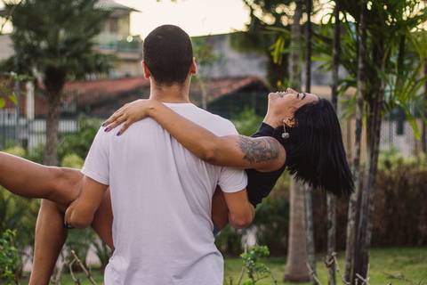 Ensaio fotográfico de casal no Parque da Cidade em Praia Grande, SP, na baixada santista, litoral sul de São Paulo. Foto profissional de romance, com conexão, momentos verdadeiros, amor, cuidado e carinho. Foto profissional por Fernando Freire.'