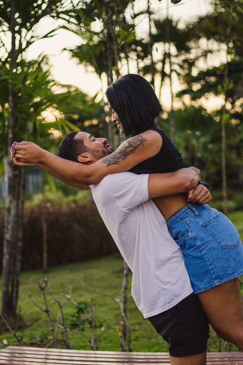 Ensaio fotográfico de casal no Parque da Cidade em Praia Grande, SP, na baixada santista, litoral sul de São Paulo. Foto profissional de romance, com conexão, momentos verdadeiros, amor, cuidado e carinho. Foto profissional por Fernando Freire.'