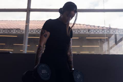 Ensaio fotográfico feminino na academia em São Vicente, SP. Baixada santista, no litoral sul de São Paulo, foto profissional trabalhando a autoestima, confiança, identidade, autenticidade e amor próprio. Por Fernando Freire, de Praia Grande.'