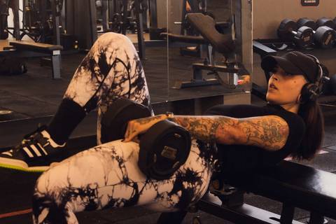 Ensaio fotográfico feminino na academia em São Vicente, SP. Baixada santista, no litoral sul de São Paulo, foto profissional trabalhando a autoestima, confiança, identidade, autenticidade e amor próprio. Por Fernando Freire, de Praia Grande.'