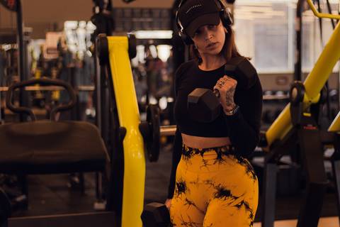 Ensaio fotográfico feminino na academia em São Vicente, SP. Baixada santista, no litoral sul de São Paulo, foto profissional trabalhando a autoestima, confiança, identidade, autenticidade e amor próprio. Por Fernando Freire, de Praia Grande.'