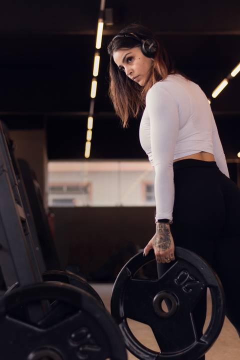 Ensaio fotográfico feminino na academia em São Vicente, SP. Baixada santista, no litoral sul de São Paulo, foto profissional trabalhando a autoestima, confiança, identidade, autenticidade e amor próprio. Por Fernando Freire, de Praia Grande.'