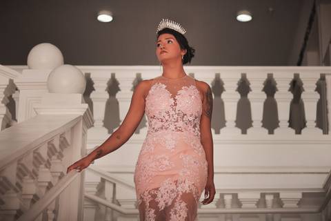 Ensaio Fotográfico Feminino no Palácio das Artes em Praia Grande, SP. Baixada Santista, no litoral sul de São Paulo, foto profissional feita por Fernando Freire, fotógrafo de Praia Grande, SP, resgatando autoestima, confiança e amor próprio.'