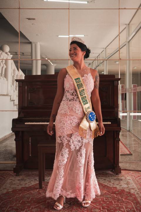 Ensaio Fotográfico Feminino no Palácio das Artes em Praia Grande, SP. Baixada Santista, no litoral sul de São Paulo, foto profissional feita por Fernando Freire, fotógrafo de Praia Grande, SP, resgatando autoestima, confiança e amor próprio.'