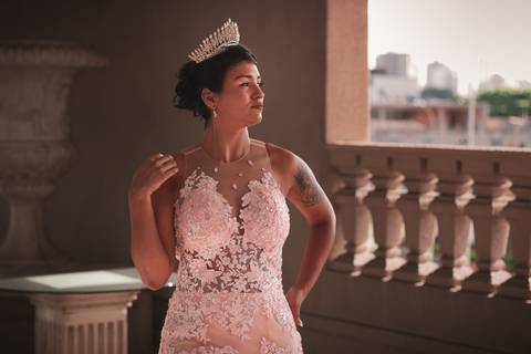 Ensaio Fotográfico Feminino no Palácio das Artes em Praia Grande, SP. Baixada Santista, no litoral sul de São Paulo, foto profissional feita por Fernando Freire, fotógrafo de Praia Grande, SP, resgatando autoestima, confiança e amor próprio.'