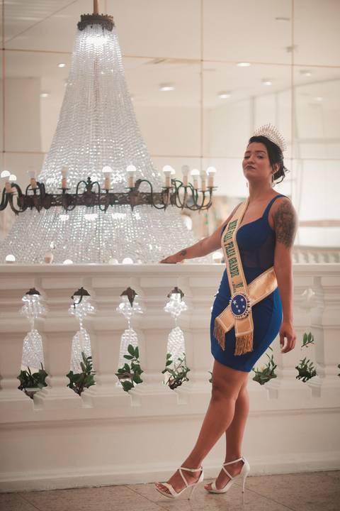 Ensaio Fotográfico Feminino no Palácio das Artes em Praia Grande, SP. Baixada Santista, no litoral sul de São Paulo, foto profissional feita por Fernando Freire, fotógrafo de Praia Grande, SP, resgatando autoestima, confiança e amor próprio.'