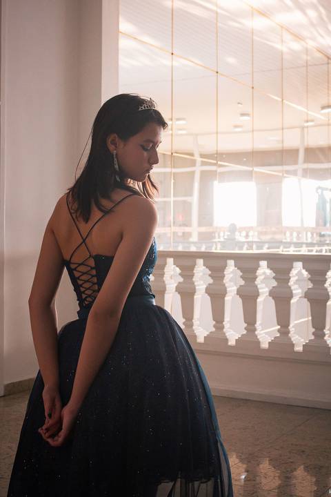 Ensaio pessoal feminino de aniversário de 15 anos no Palácio das Artes em Praia Grande, SP - Baixada Santista. Ensaio de atitude, personalidade e alternativo, pelo fotógrafo profissional Fernando Freire, atendendo toda região de Santos.'