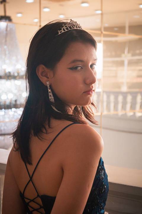 Ensaio pessoal feminino de aniversário de 15 anos no Palácio das Artes em Praia Grande, SP - Baixada Santista. Ensaio de atitude, personalidade e alternativo, pelo fotógrafo profissional Fernando Freire, atendendo toda região de Santos.'