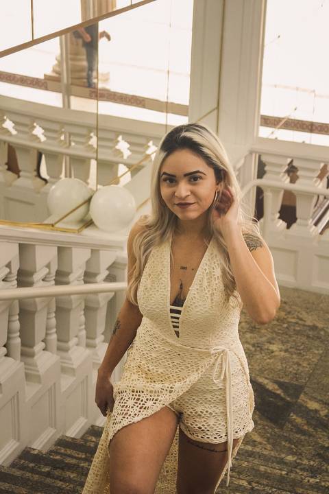 Ensaio fotográfico feminino no Palácio das Artes em Praia Grande, SP, Baixada Santista e Litoral Sul, por fotógrafo profissional Fernando Freire, atendendo toda região, desenvolvendo autoestima, amor próprio e experiências únicas.'