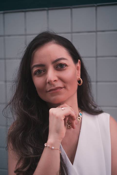 Ensaio feminino corporativo feito em Praia Grande, SP, na Baixada Santista, litoral sul de São Paulo. Fotógrafo profissional Fernando Freire, especialista em ensaio feminino sensual. Mulher em fotografia corporativa descontraída.'
