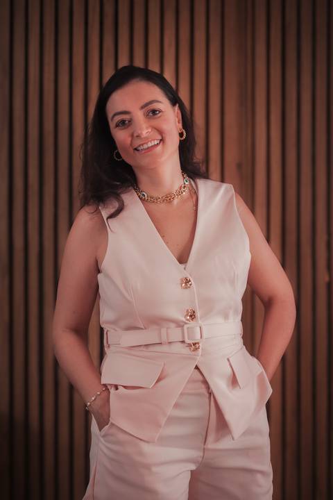 Ensaio feminino corporativo feito em Praia Grande, SP, na Baixada Santista, litoral sul de São Paulo. Fotógrafo profissional Fernando Freire, especialista em ensaio feminino sensual. Mulher em fotografia corporativa sorrindo.'