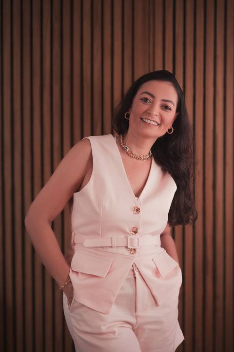 Ensaio feminino corporativo feito em Praia Grande, SP, na Baixada Santista, litoral sul de São Paulo. Fotógrafo profissional Fernando Freire, especialista em ensaio feminino sensual. Mulher em fotografia corporativa sorrindo.'