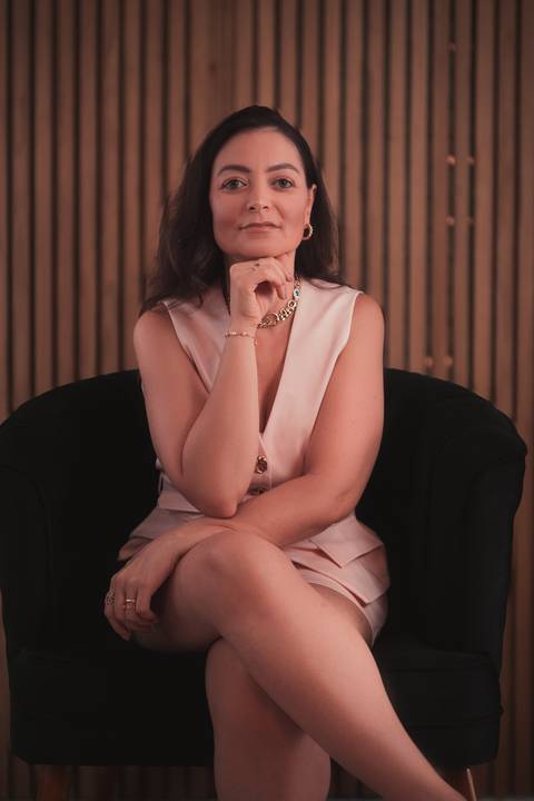 Ensaio feminino corporativo feito em Praia Grande, SP, na Baixada Santista, litoral sul de São Paulo. Fotógrafo profissional Fernando Freire, especialista em ensaio feminino sensual. Mulher em fotografia corporativa sentada e séria.'